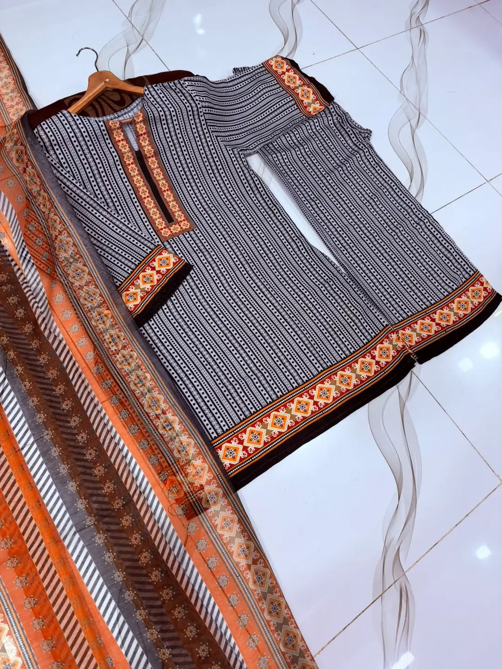 3 Pcs Women's Stitched Dobby Lawn Printed Suit