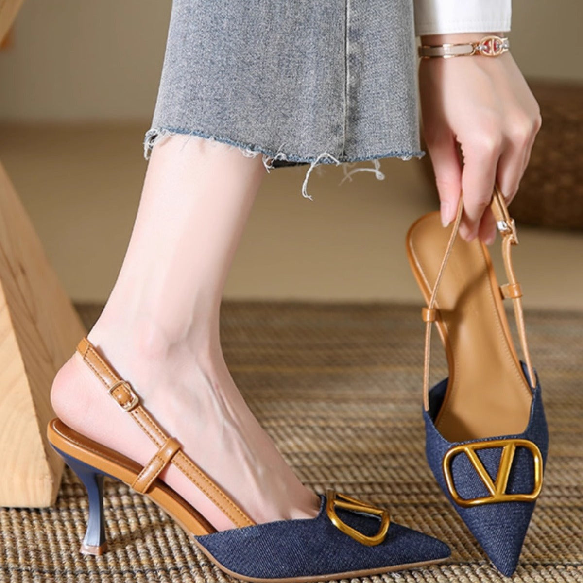2024 New Summer High Heels Women's Stiletto Heel Pointed Toe Sandals V Buckle Back Empty French Sandals